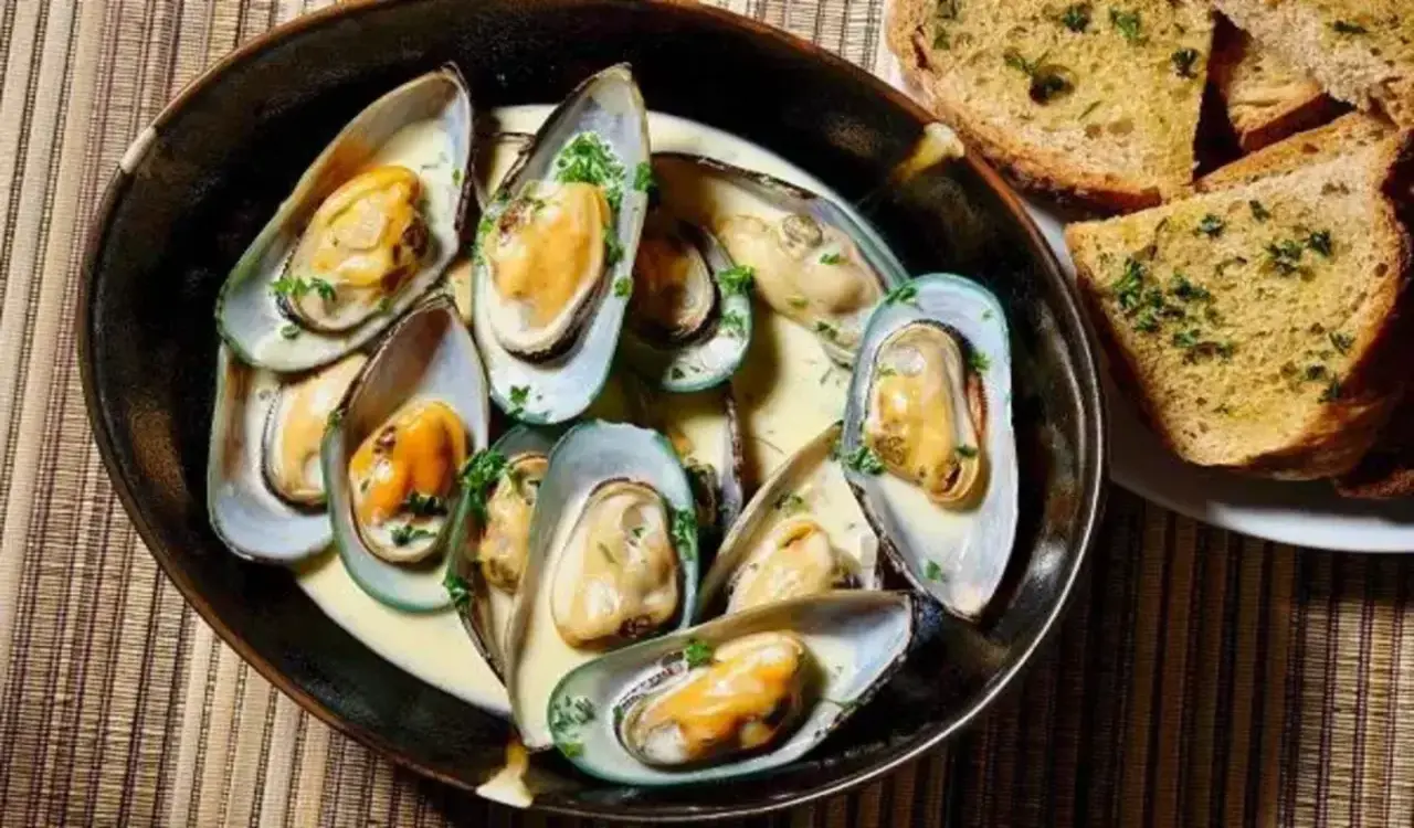 The danger that seafood can pose to us: Mussels - a real delicacy, has a gentle, unique taste and contains protein, mineral salts, vitamins And a rich set of trace elements (iron, cobalt, phosphorus).