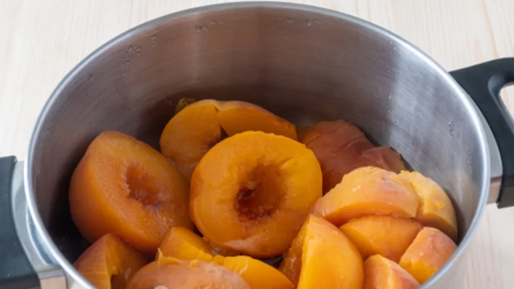 Boiled peaches
